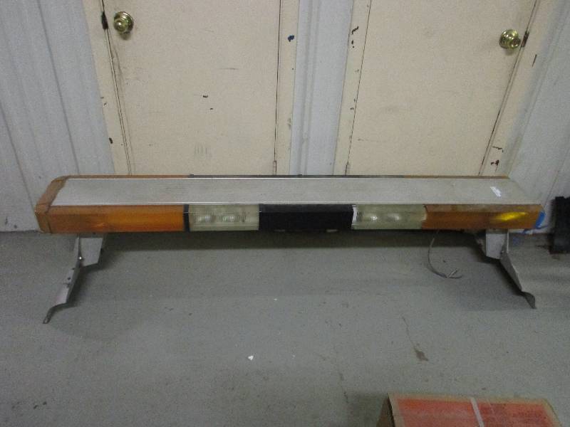 lot 103 image: light bar w mount