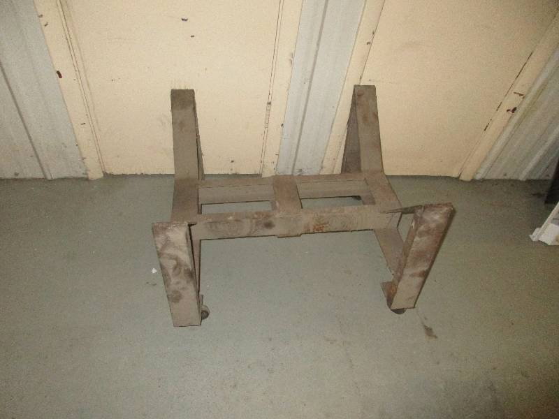 lot 105 image: metal rack