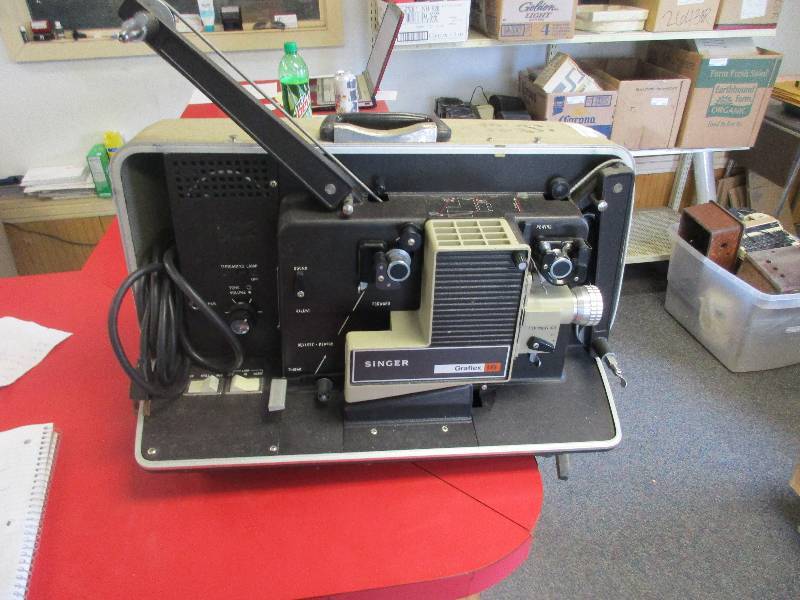 lot 113 image: singer graflex 16 antique projector