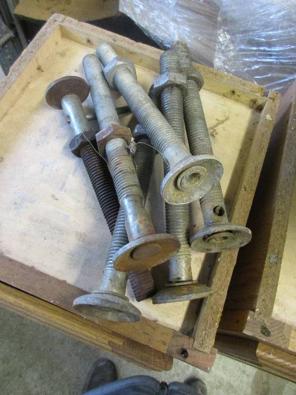 lot 143 image: 6 jack stands