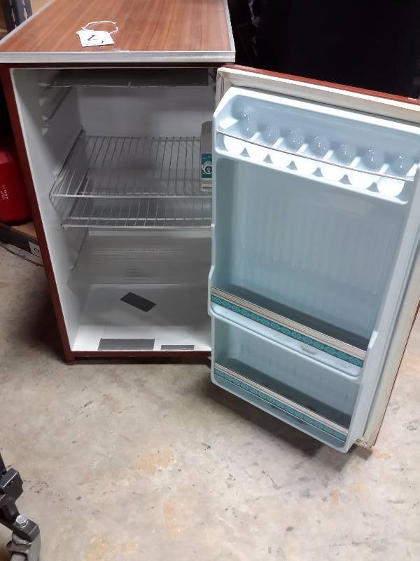 lot 5 image: Small Refrigerator