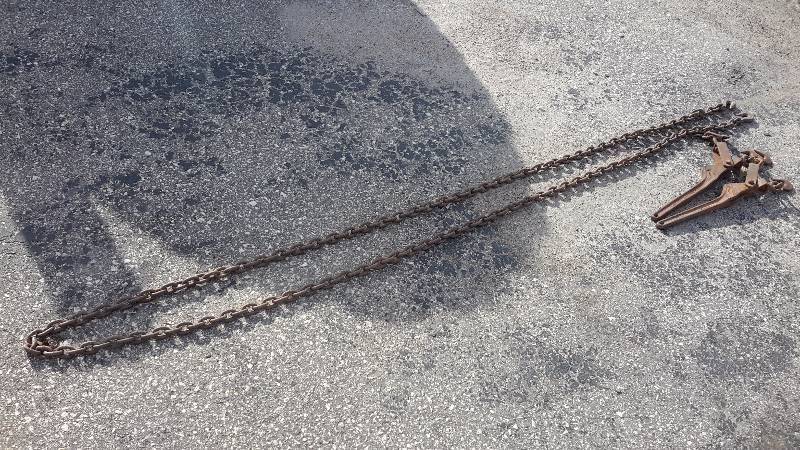 lot 1 image: Length of chains with pair of vintage lever chain binders