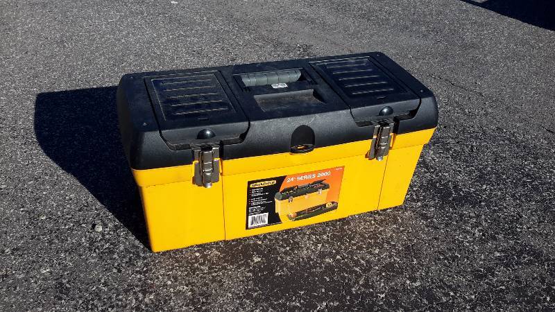 lot 22 image: Workforce 24 inch toolbox series 2000