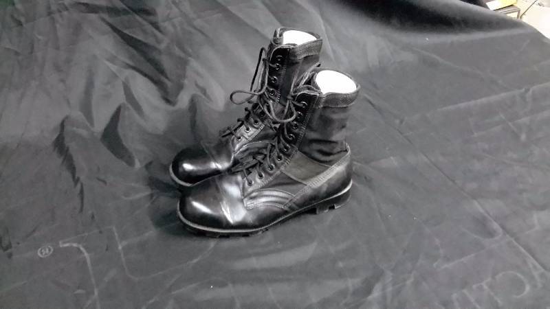 lot 39 image: Black combat boots size 10