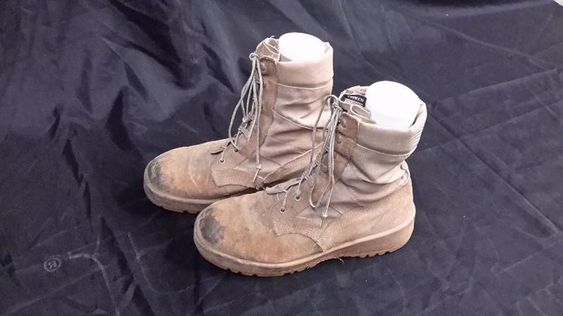 lot 40 image: Vibram Brown combat boots size 12