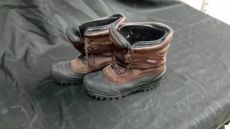 lot 41 image: Itasca winter boots size 12