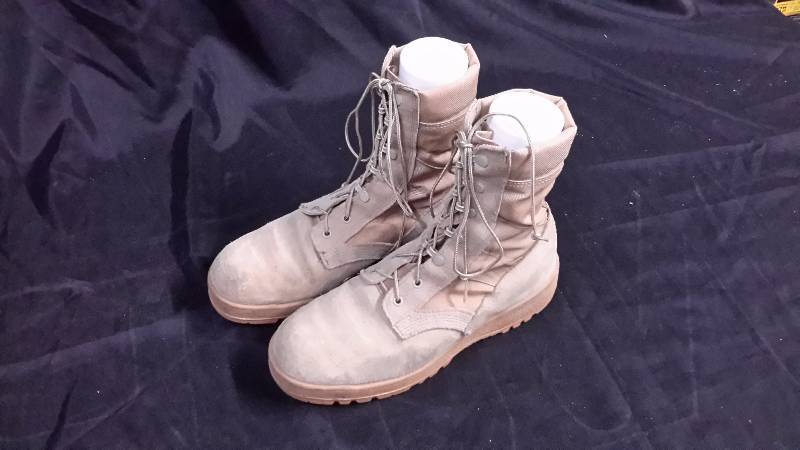 lot 44 image: Vibram McRae footwear Desert combat boot size 10R