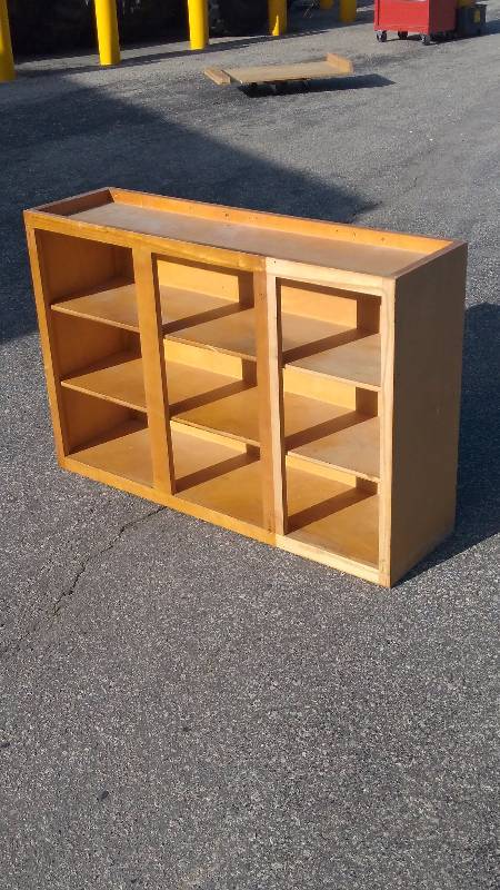 lot 29 image: Wooden shelving cabinet