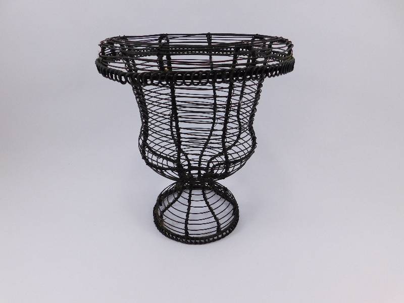 lot 9 image: Basket Planter
