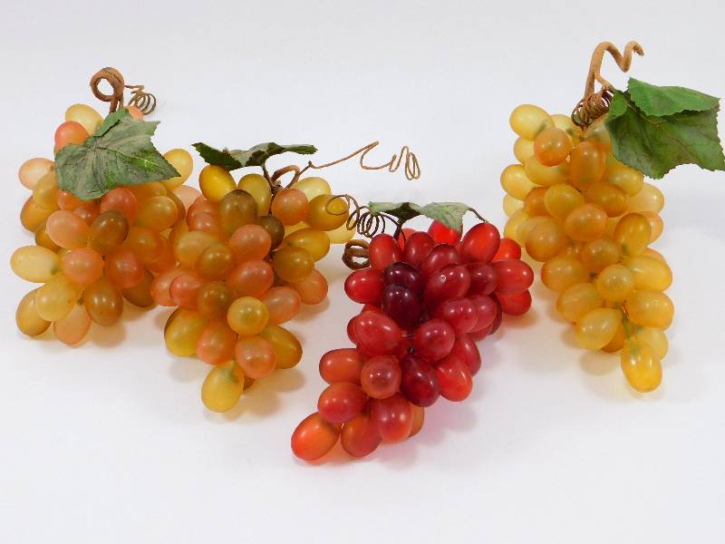 lot 10 image: Lot of 4 Clusters of Artificial Grapes
