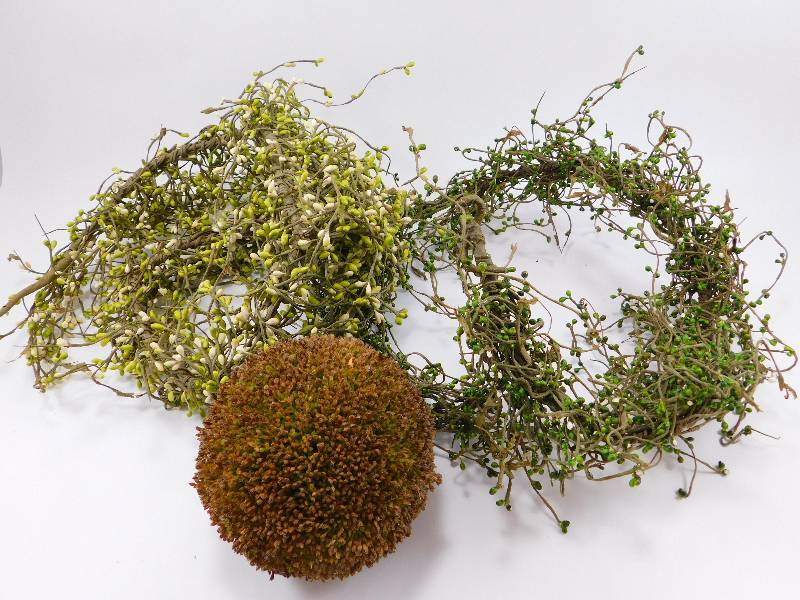 lot 12 image: Lot of Artificial Vine Plants