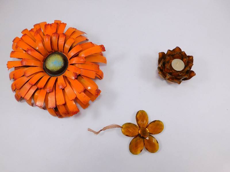 lot 27 image: Lot of Flower Decor Items