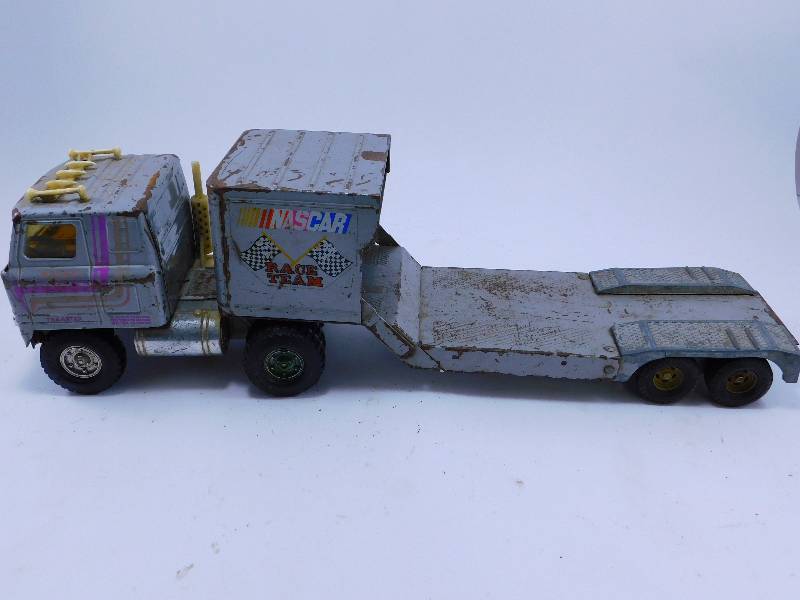lot 52 image: Vintage Ertl Transtar Semi Trailer Car Hauler