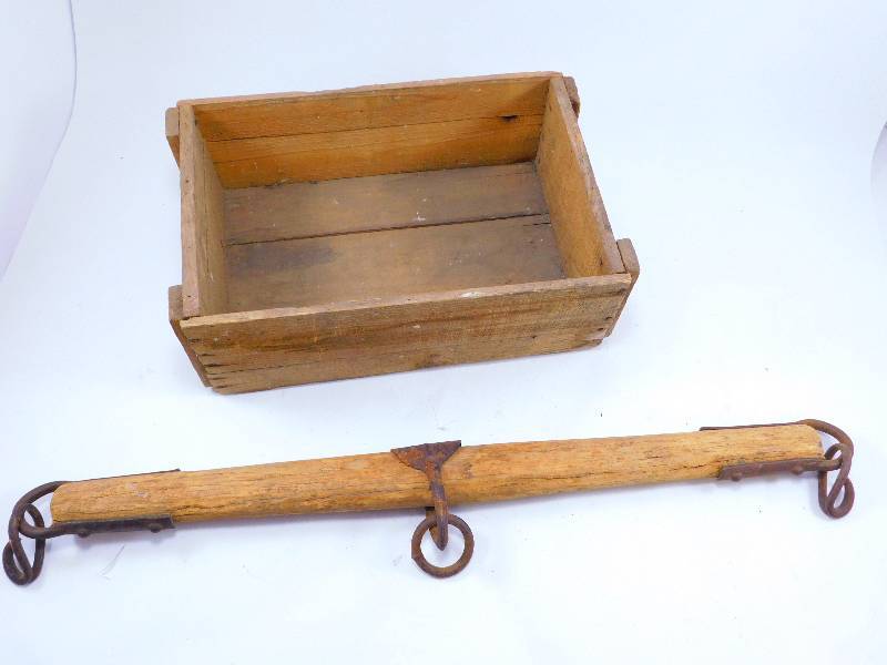 lot 60 image: Vintage Items