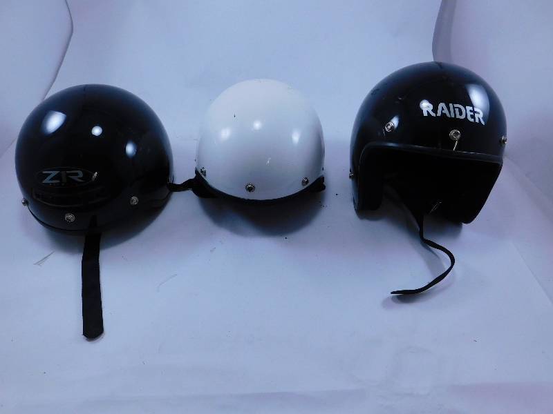 lot 82 image: 3 Helmets