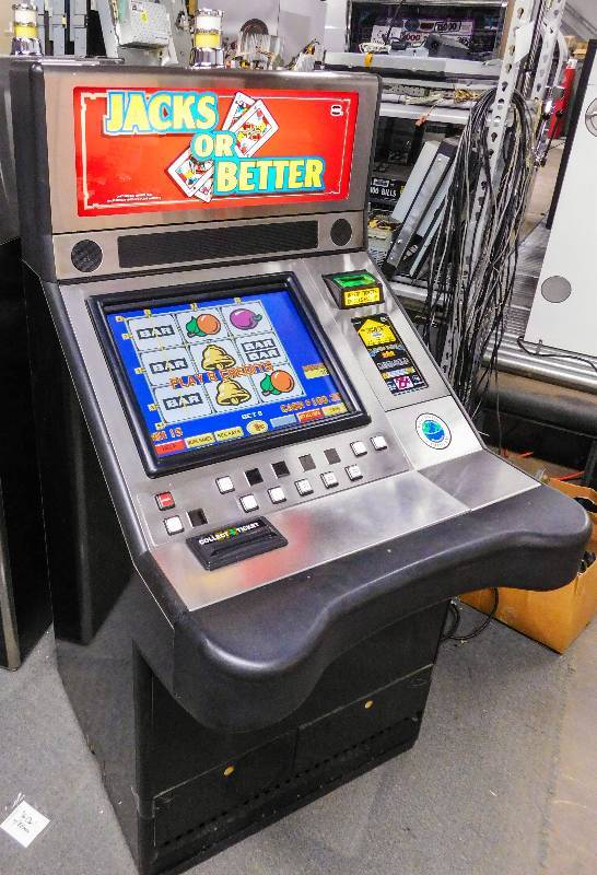 lot 1004 image: IGT GAMEKING MULTIGAME VIDEO SLOT MACHINE