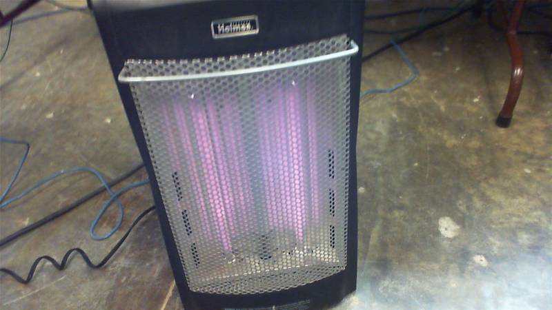 lot 21 image: Holmes HQH347 Personal Radiant Heat WORKS 1500 watts