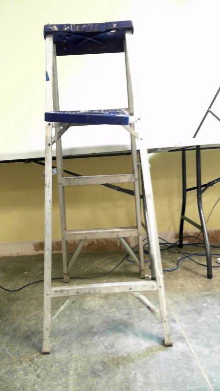 lot 513 image: Louisville 4 Aluminum Ladder