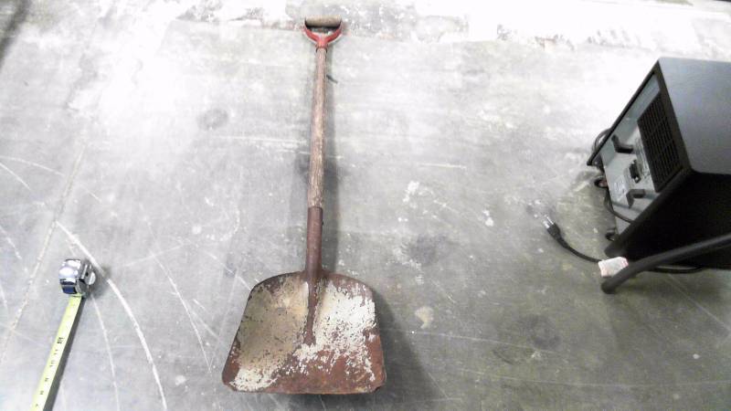 lot 527 image: Shovel Wooden Handle No Brand