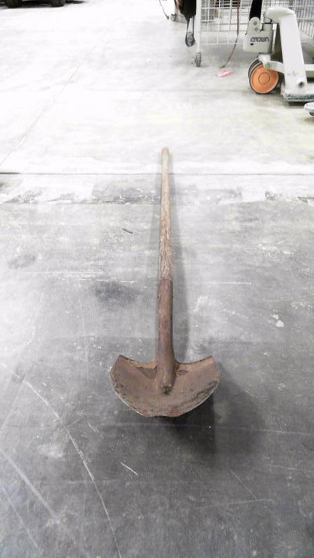 lot 529 image: Spade No Brand Wooden Handle