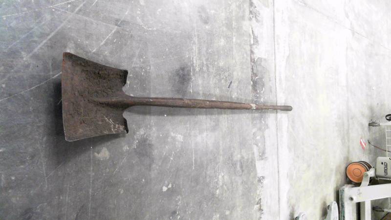 lot 530 image: Shovel Wooden Handle No Brand Straight