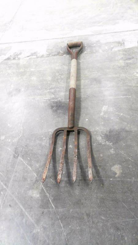 lot 533 image: Four Prong 36 Pitchfork Wooden Handle