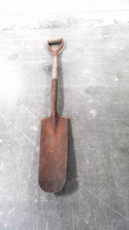 lot 535 image: No Brand 38 Drain Spade Wooden Handle