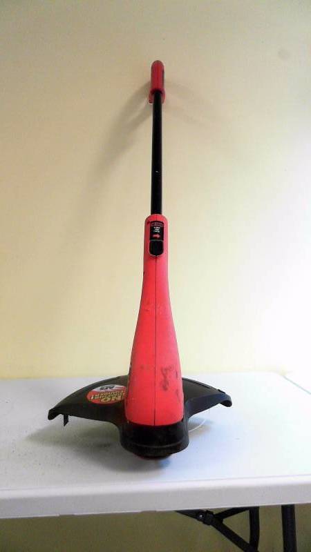lot 538 image: Black and Decker ST7000 Electric Weed Whip
