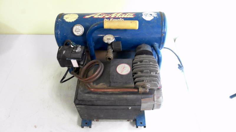 lot 544 image: EMGLO 4 Gallon Twin Tank Compressor