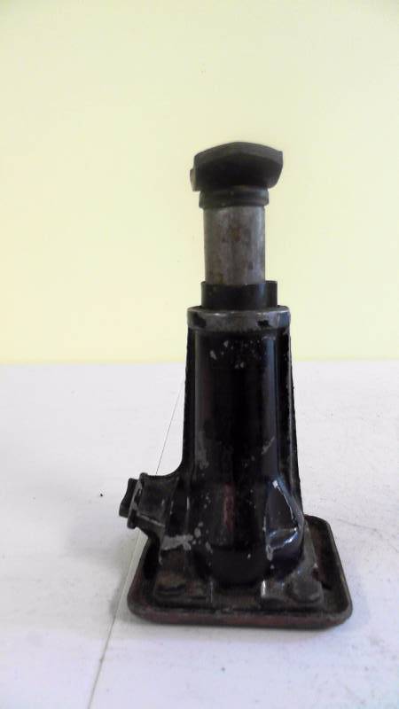 lot 565 image: Unbranded Bottle Jack