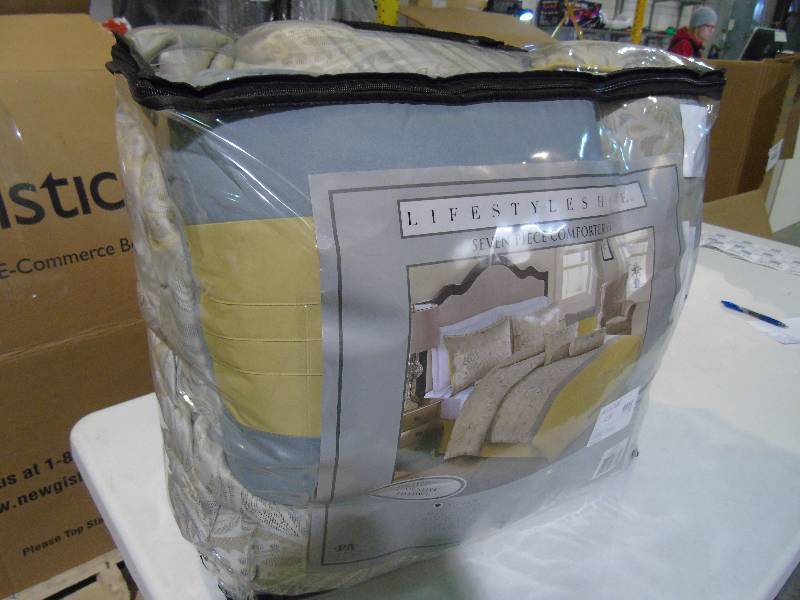 lot 1 image: Landon 7-Pc. Comforter Set - Queen