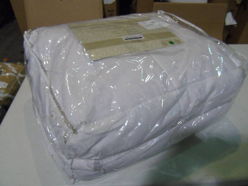lot 61 image: McLeland Design Midweight Down Comforter with 2 Pillows - FullQueen