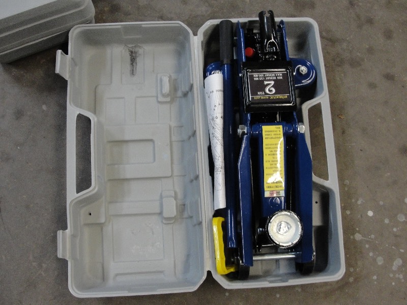 2 Ton hydraulic floor jack in case