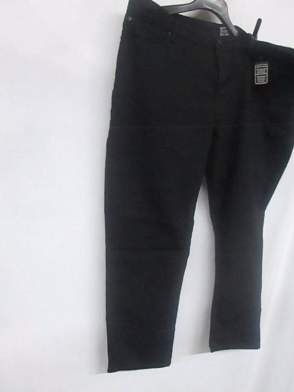 lot 100 image: Signature by Levi Strauss & Co. Plus Midrise Skinny Jean