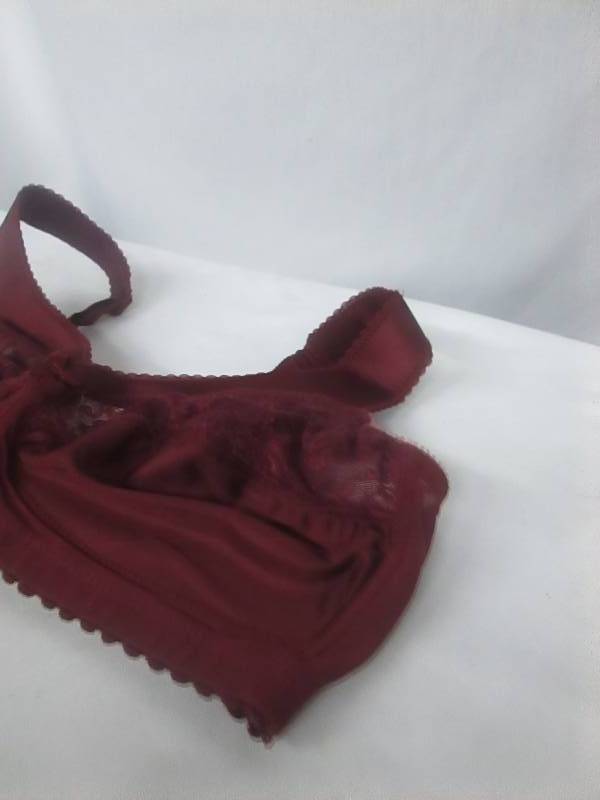 lot 104 image: Glamorise MagicLift Full-Figure Support Bra