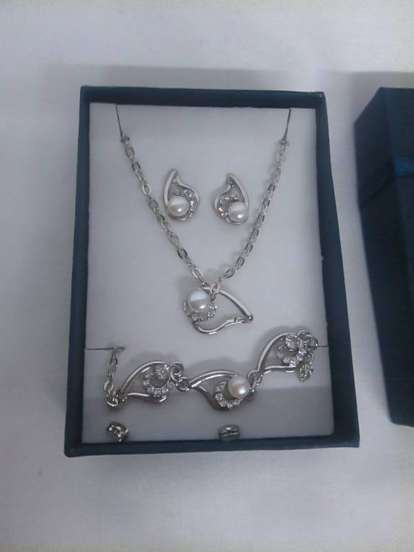 lot 110 image: Pearl & CZ Accent Jewelry Set