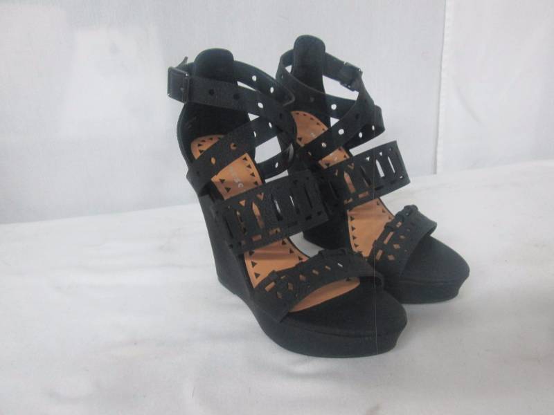 lot 40 image: Chinese Laundry Womens Montrose Wedge Sandal