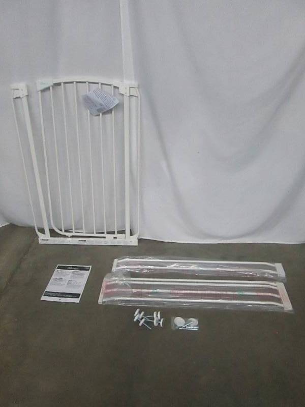 lot 12 image: Dreambaby Chelsea 39.5 Tall Gate with 2 Extensions