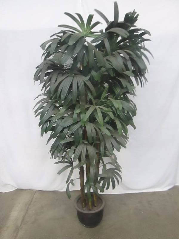 lot 20 image: Potted Fake Tree