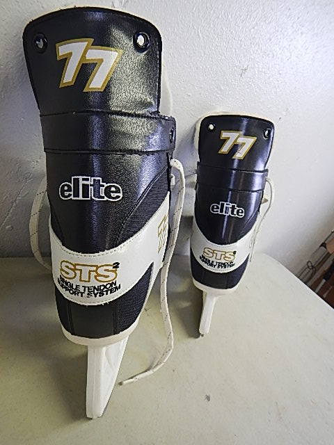 lot 68 image: Unused Mens Size 10 Hockey Skates