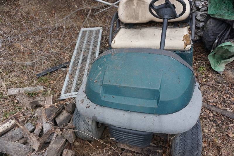lot 8 image: Club Car Electric Utility Cart