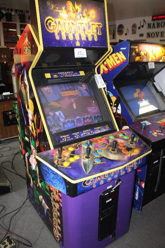 lot 42 image: Guantlet Legends Arcade Game