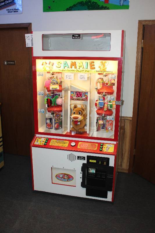 lot 57 image: Sammie the Amazing Jumpin Dog RedemptionMerchandiser Arcade Game
