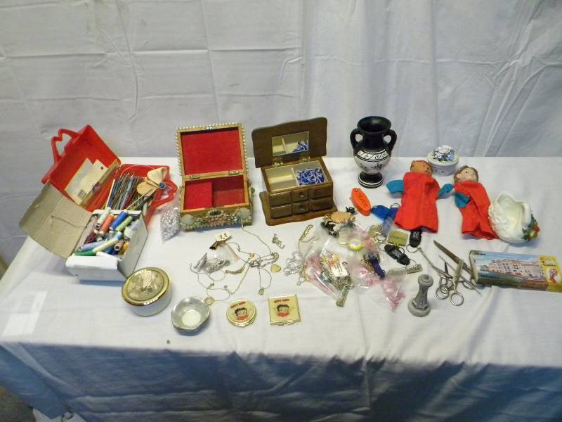 Jewelry and Vintage Collectibles Lot