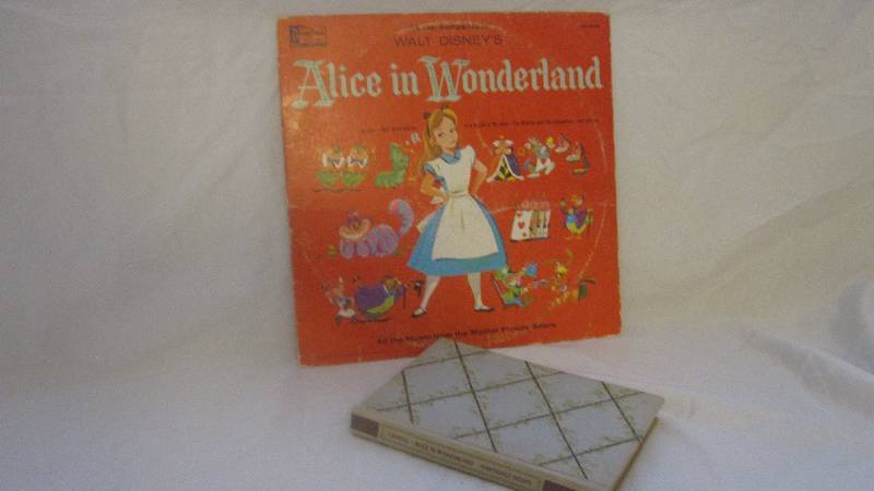 lot 16 image: Rare Vintage 1950s Alice In Wonderland Lot