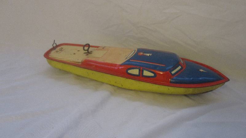 lot 21 image: Vintage 1950s Lindstrom tin wind up speed boat