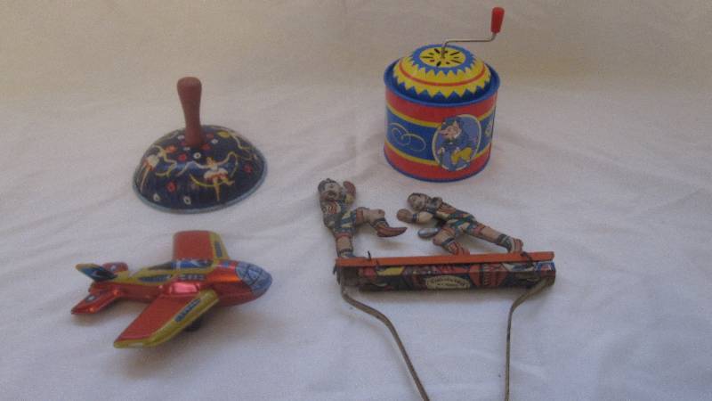 lot 22 image: Vintage tin toy lot