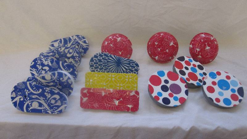 lot 23 image: Vintage tin noisemaker lot