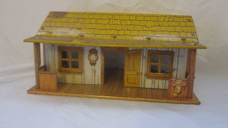 lot 25 image: Vintage Marx tin farmhouse