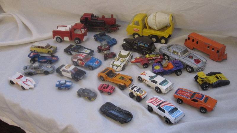 lot 42 image: Large Lot of loose vintage diecast cars trucks and trains